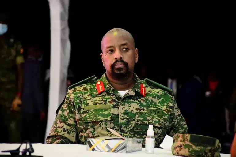 دعا النوير للركوع أمام الدينكا قائد الجيش اليوغندي يثير الجدل مجددا 1 نجل الرئيس اليوغندي