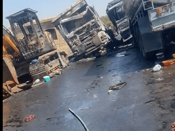 العربات المدمرة في كبري جبل أولياء